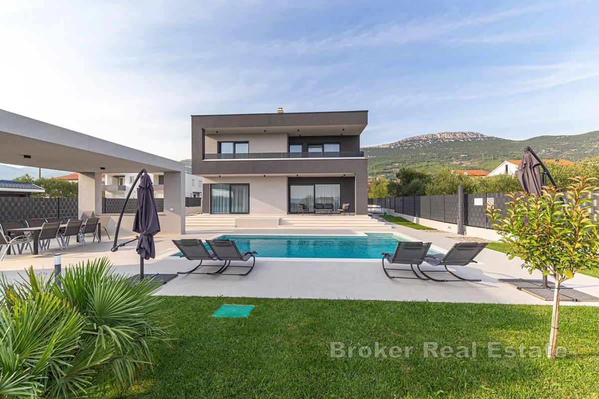 Villa di recente costruzione con piscina