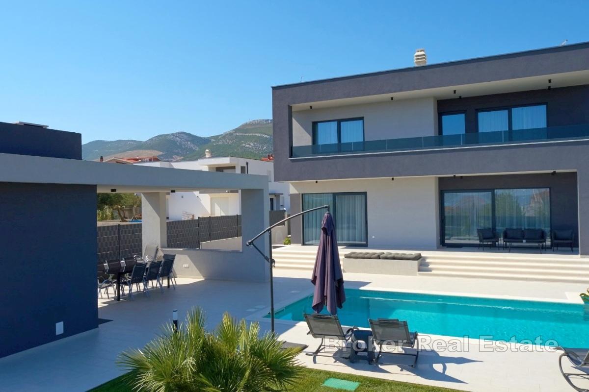 Nybyggd villa med pool