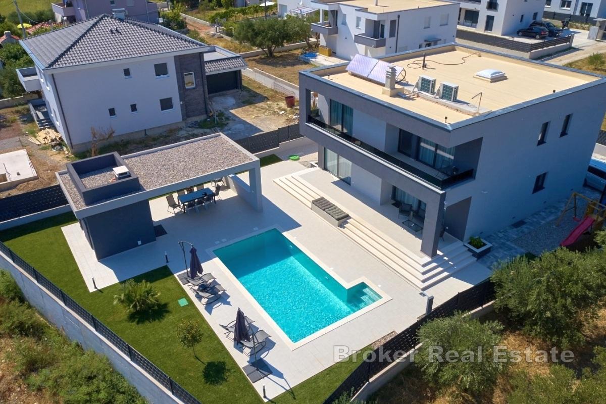 Nybyggd villa med pool