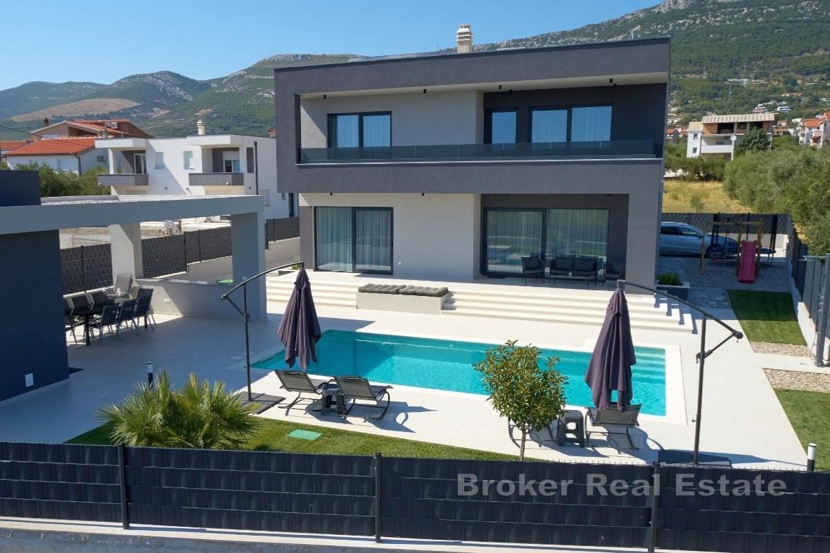 Nybyggd villa med pool