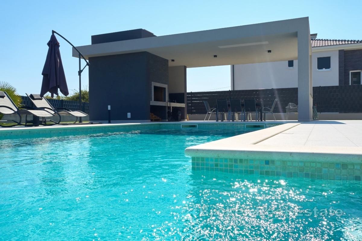 Neu gebaute Villa mit Pool