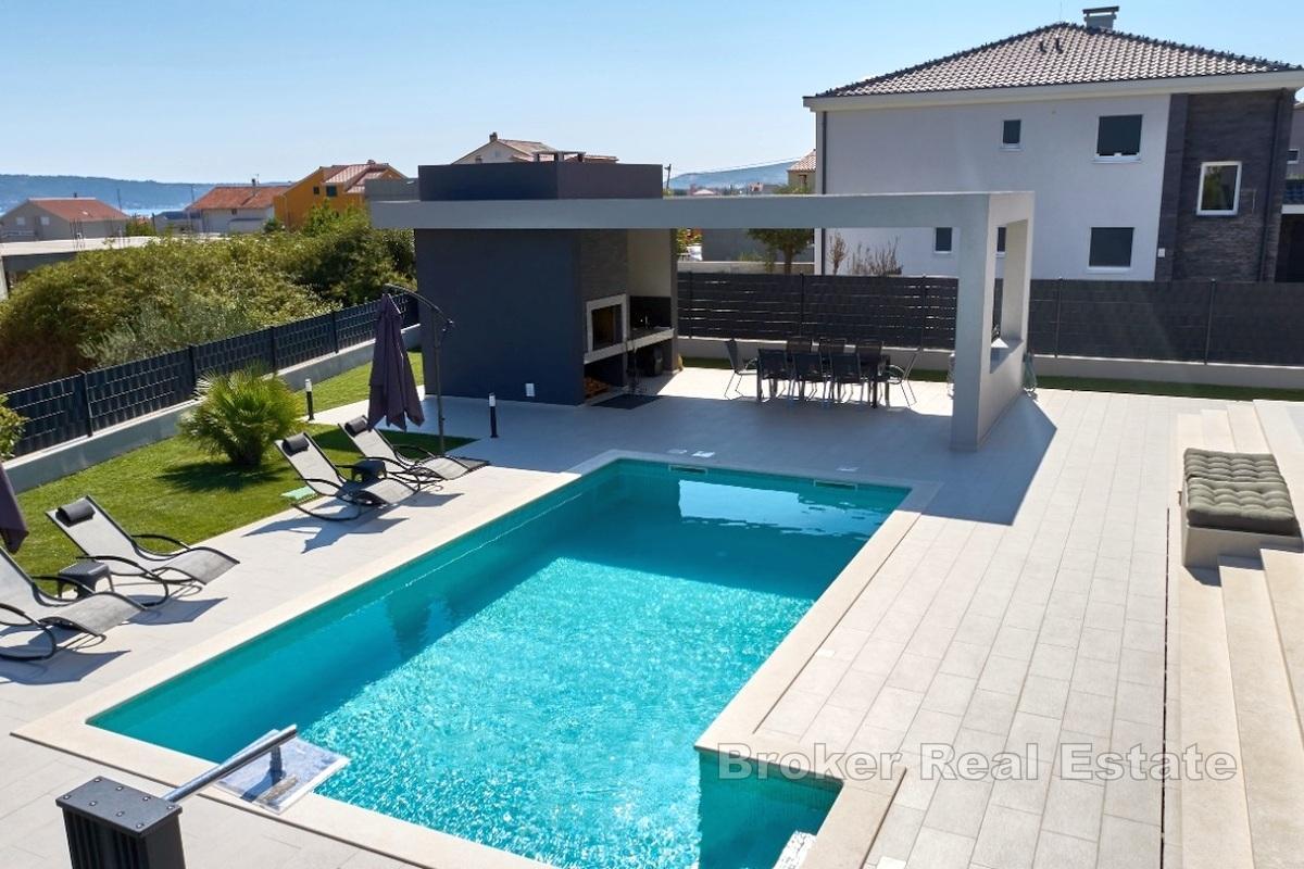 Nybyggd villa med pool