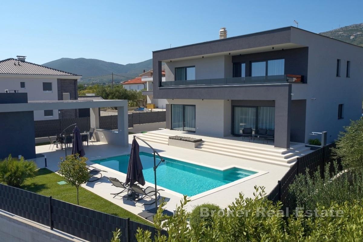 Nybyggd villa med pool