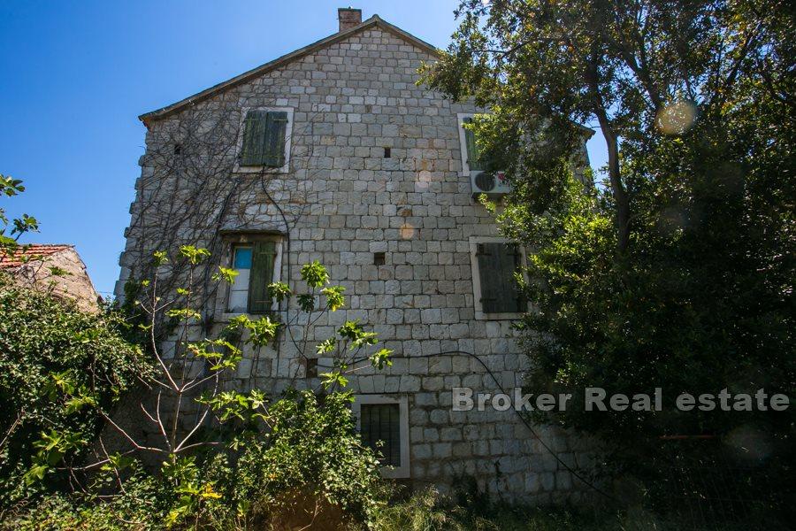 Una vecchia casa di pietra dalmata
