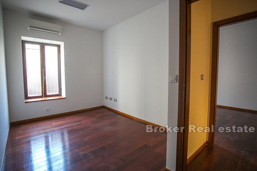 Espace de bureau de représentation sur la promenade de Split