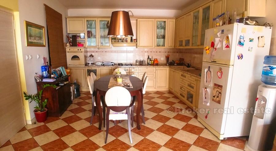 Appartamento con vista mare, 100 m2, in vendita