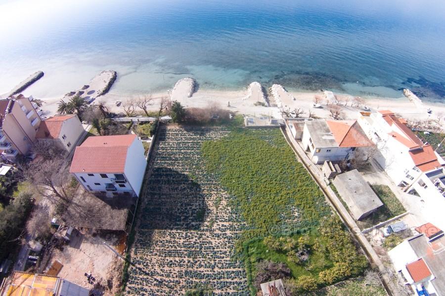 Terrain extrêmement attrayant premier rang à la mer, à vendre