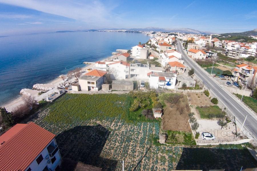 Terrain extrêmement attrayant premier rang à la mer, à vendre