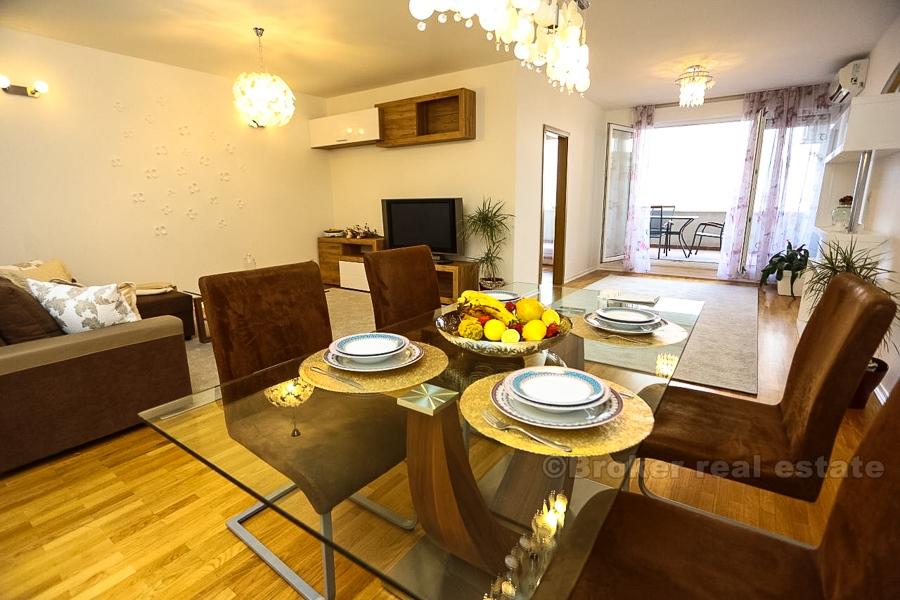Apartament z dwiema sypialniami, pierwszym rzędzie do morza na Žnjan, czynsz