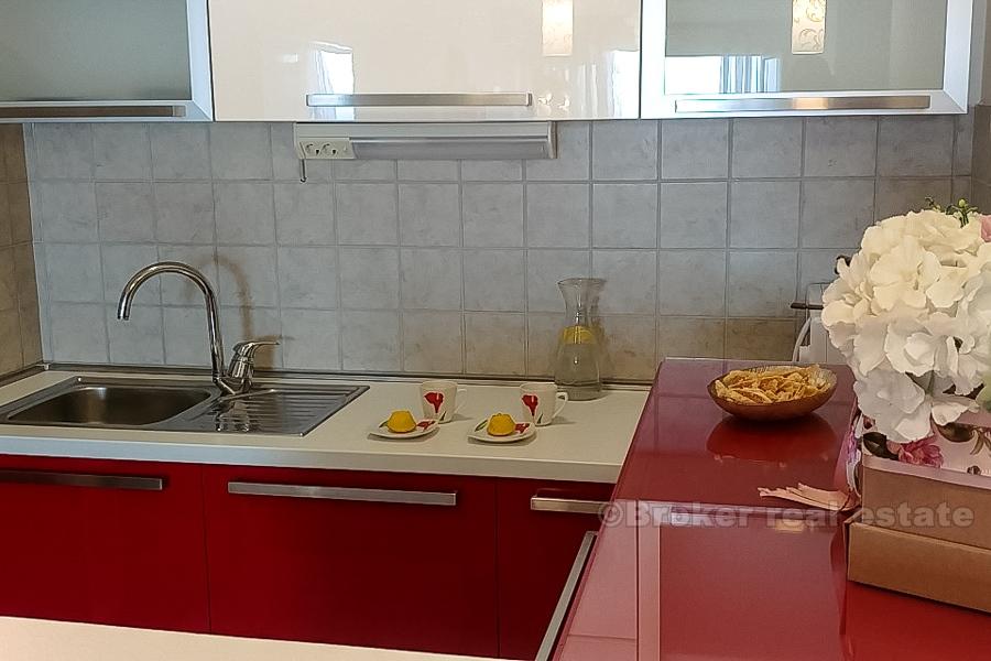 Apartament z dwiema sypialniami, pierwszym rzędzie do morza na Žnjan, czynsz