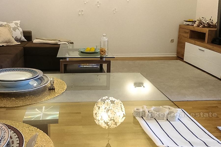 Apartament z dwiema sypialniami, pierwszym rzędzie do morza na Žnjan, czynsz