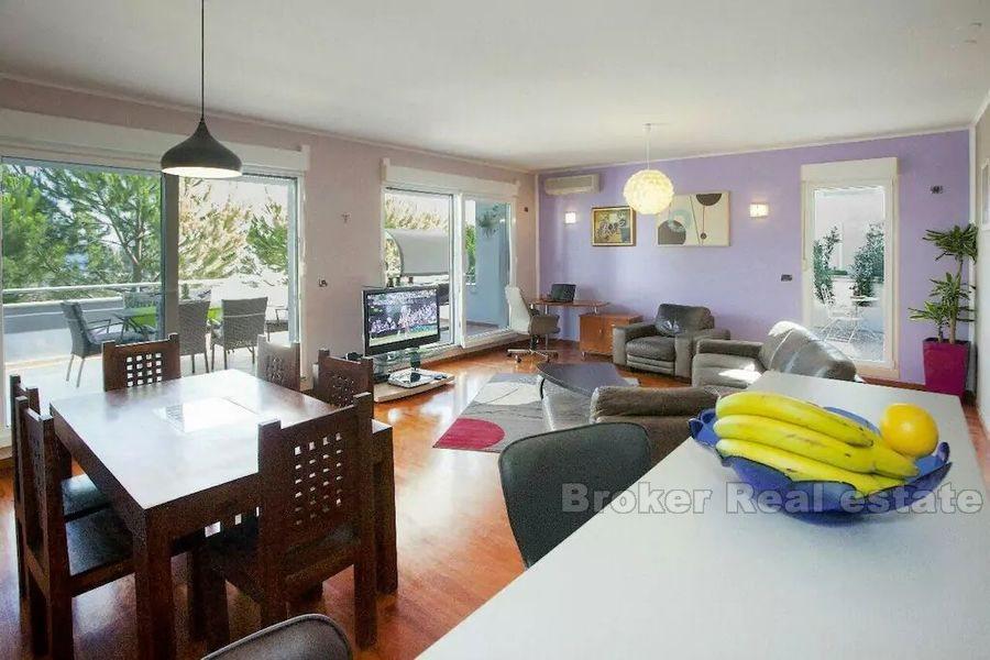 Appartamento con tre camere da letto vicino al mare, in vendita