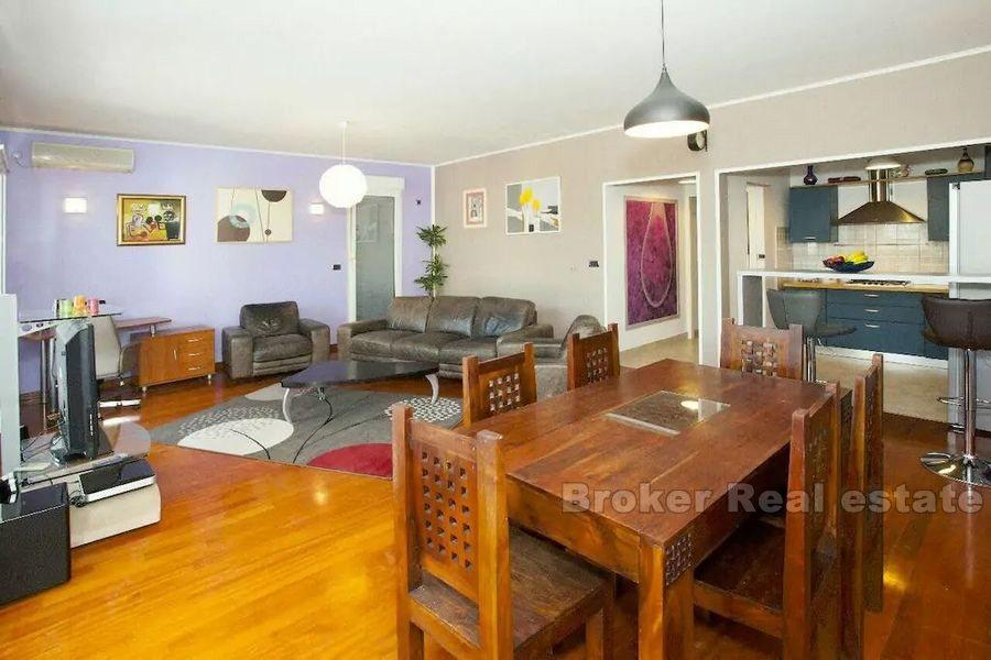 Appartamento con tre camere da letto vicino al mare, in vendita