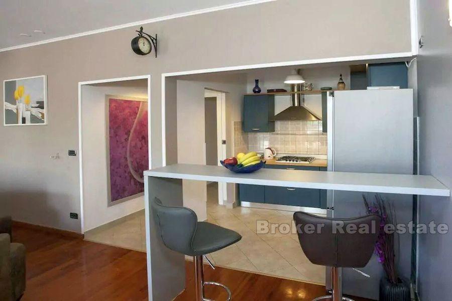 Appartamento con tre camere da letto vicino al mare, in vendita