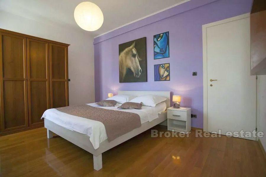 Appartamento con tre camere da letto vicino al mare, in vendita