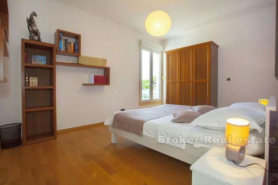 Appartamento con tre camere da letto vicino al mare, in vendita