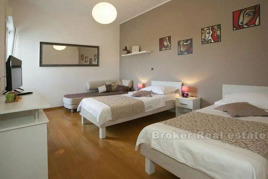 Appartamento con tre camere da letto vicino al mare, in vendita