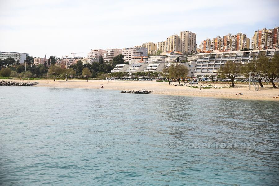 Comfortable 2-bedroom apartment, 1st row, for sale