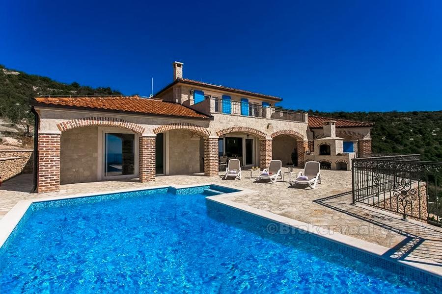Villa with pool with great views, for sale