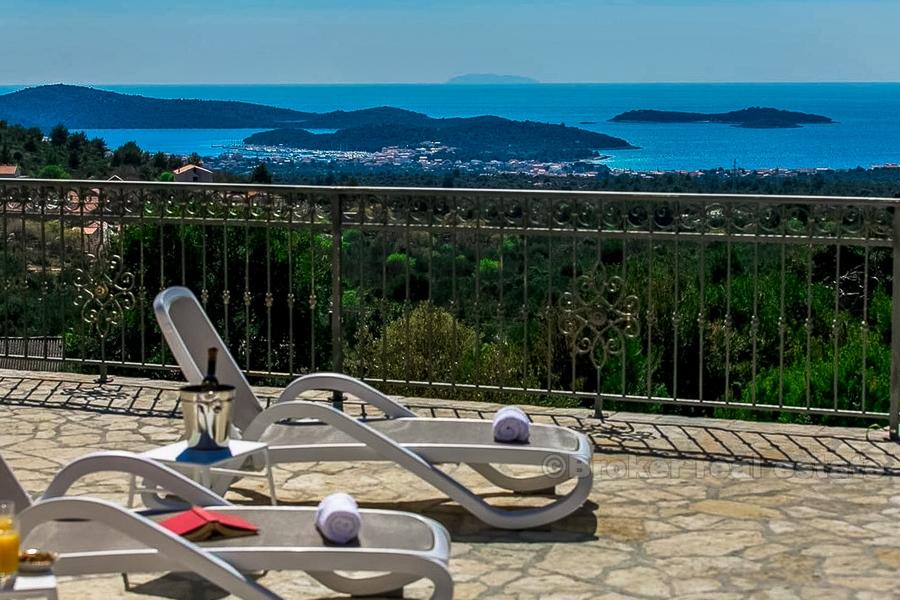 Villa with pool with great views, for sale