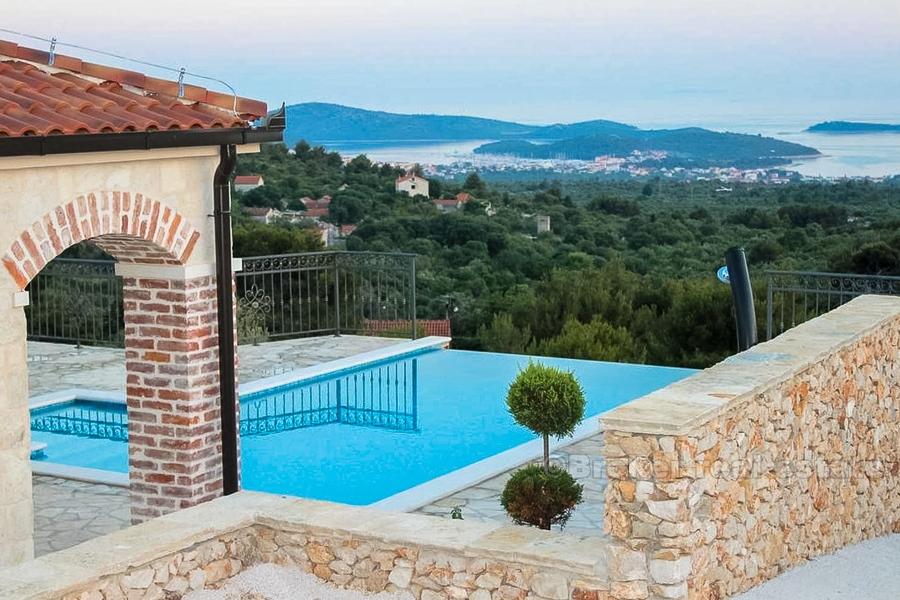 Villa s bazenom s odličnim pogledom, na prodaju