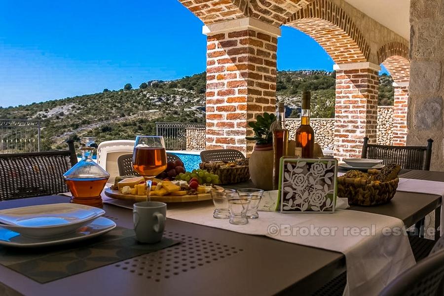 Villa s bazenom s odličnim pogledom, na prodaju