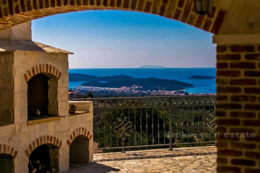 Villa s bazenom s odličnim pogledom, na prodaju