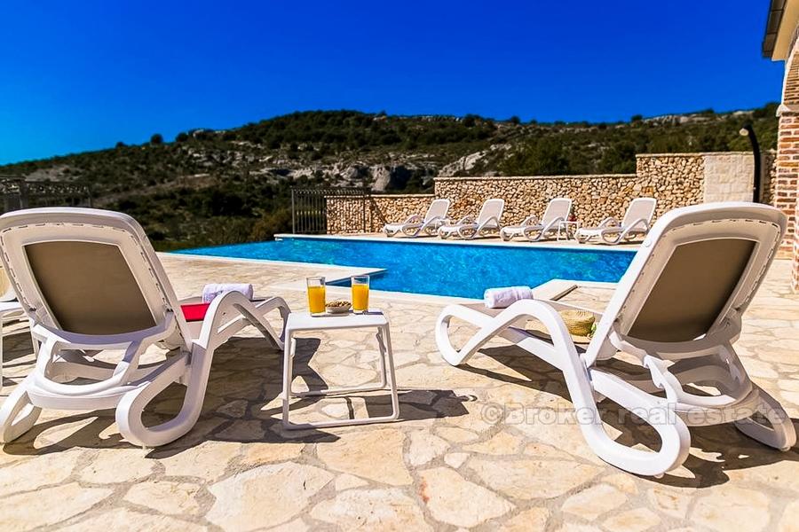 Villa s bazenom s odličnim pogledom, na prodaju