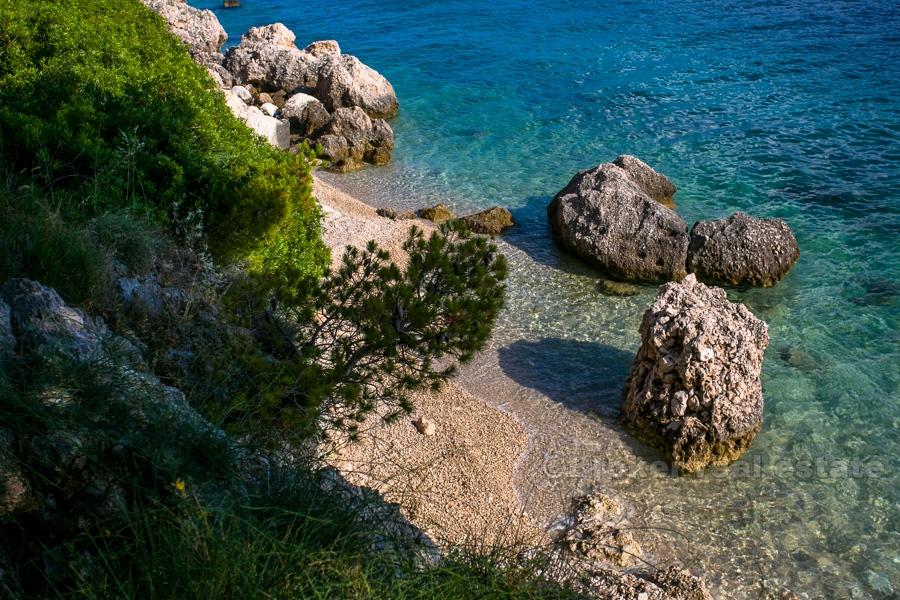 Atraktivno građevinsko zemljište, uz more, na prodaju