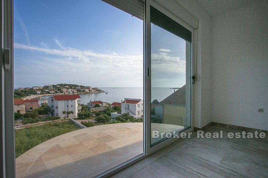 Apartment house with pool, for sale