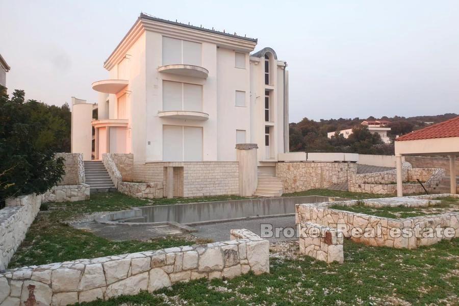 Dom z apartamentami z basenem, na sprzedaż