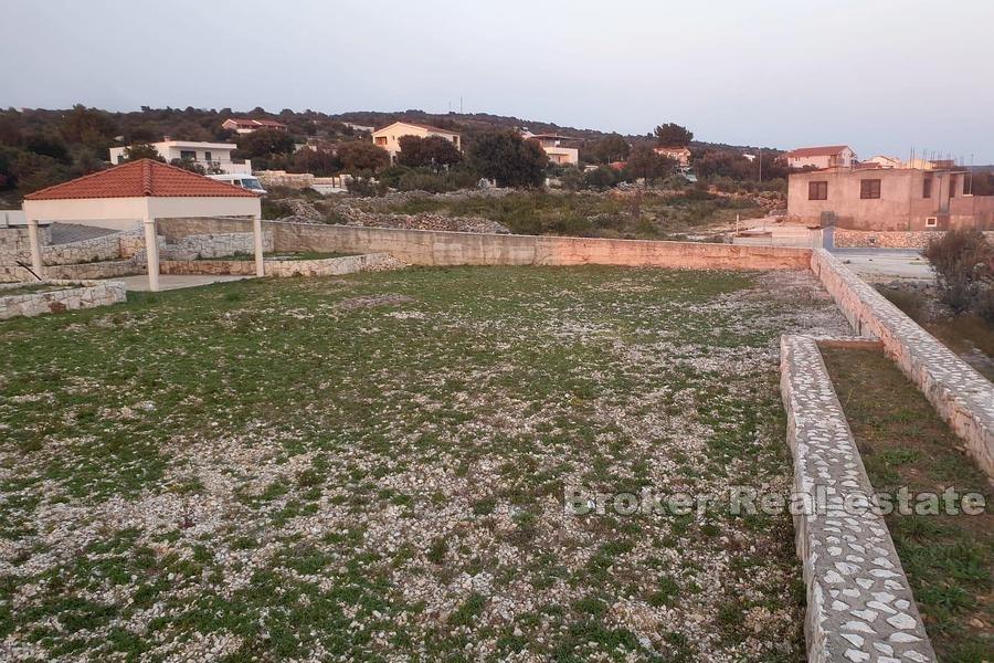 Dom z apartamentami z basenem, na sprzedaż