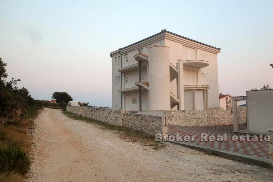 Apartment house with pool, for sale