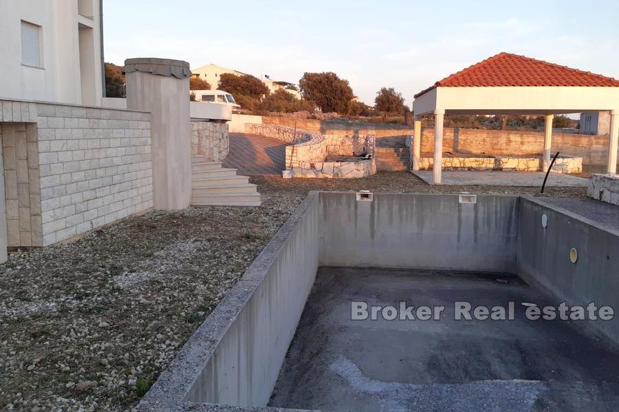 Dom z apartamentami z basenem, na sprzedaż