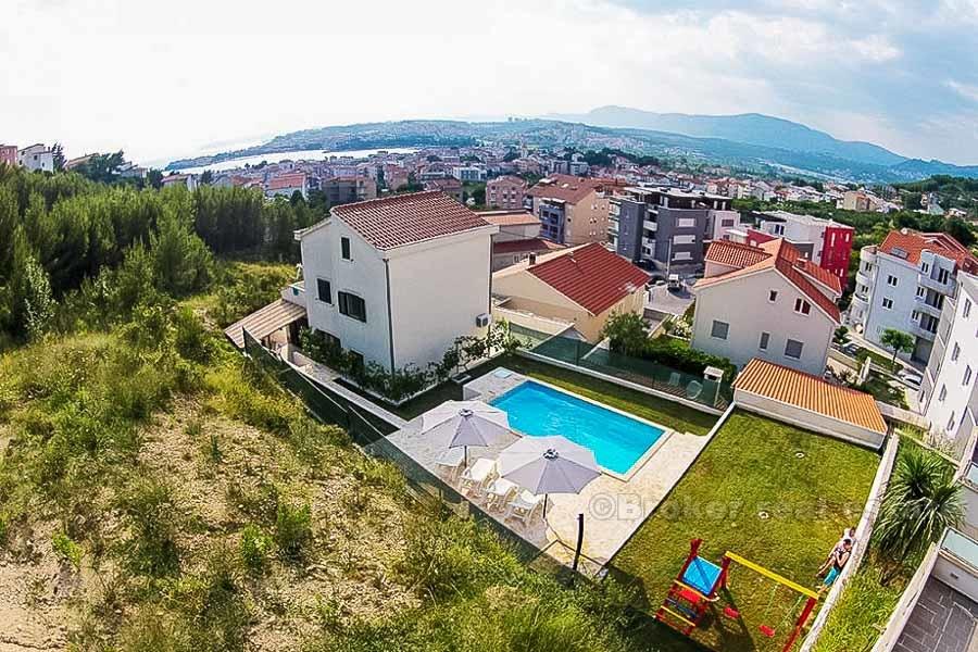 Casa indipendente con piscina, vendita
