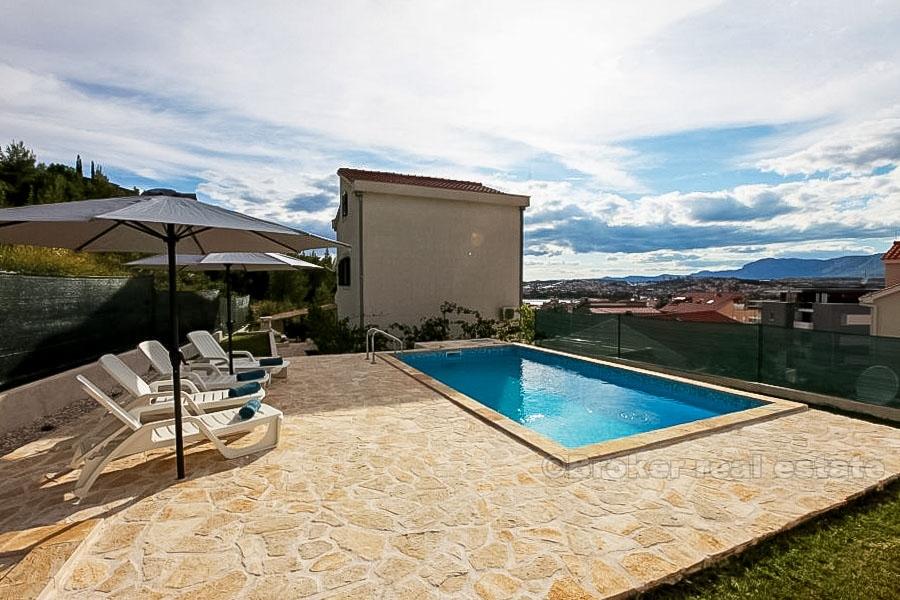 Casa indipendente con piscina, vendita