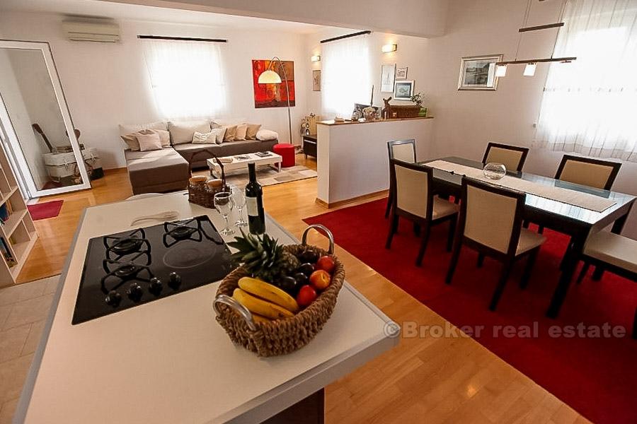 Casa indipendente con piscina, vendita