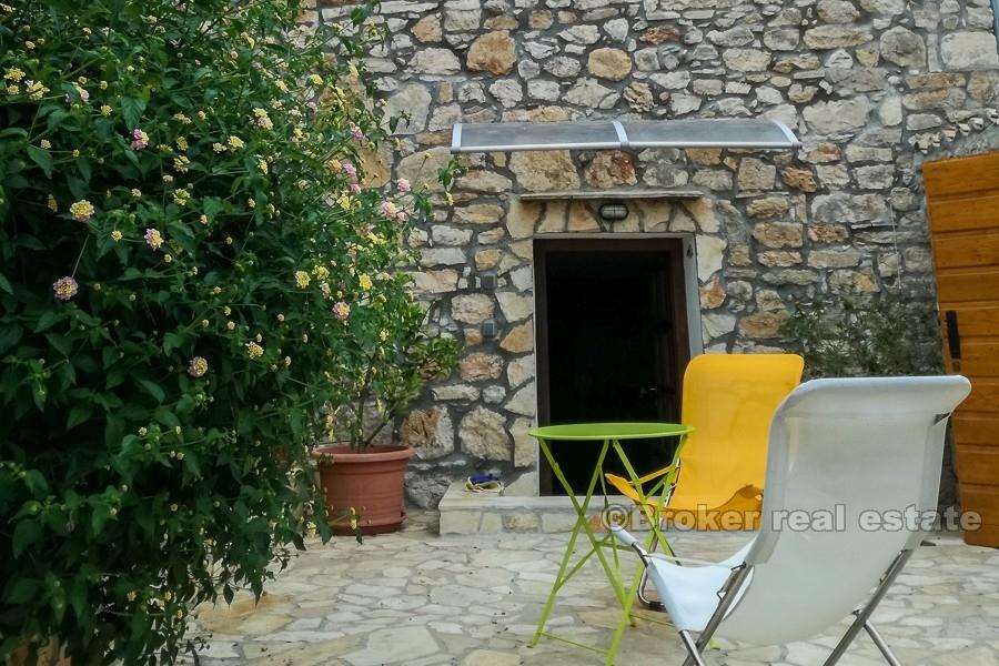 Casa in pietra ristrutturata, in vendita