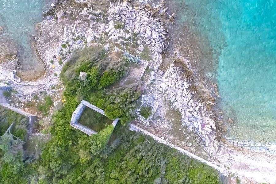 Terra attraente, in prima fila al mare, in vendita
