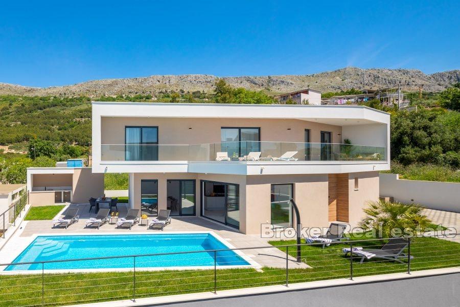 Villa with swimming pool, for sale