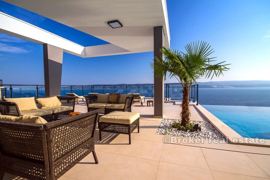 Villa moderna con piscina e vista mare, in vendita