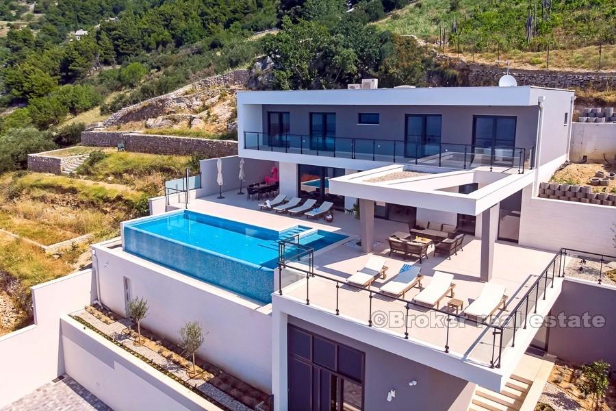 Villa moderne avec piscine et vue mer, à vendre