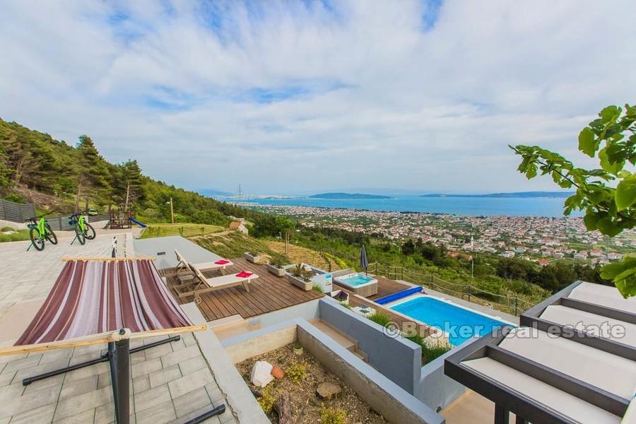 Modern nybyggd villa med pool, till salu