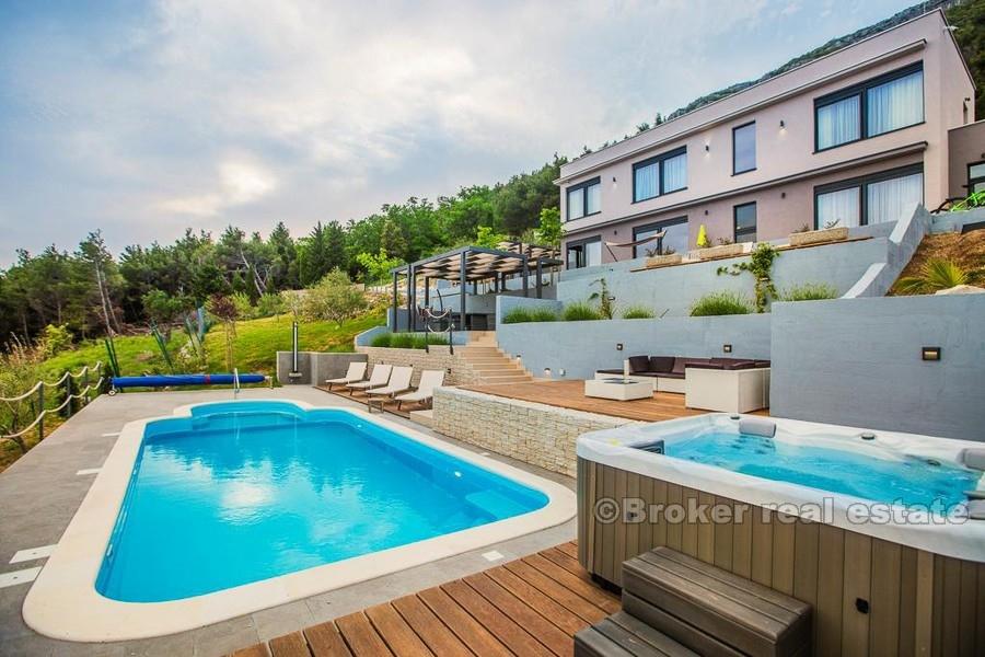 Moderní nově postavená vila s bazénem, k prodeji