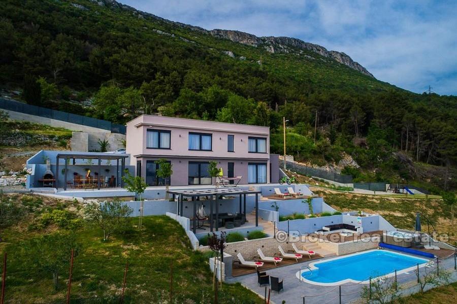 Moderní nově postavená vila s bazénem, k prodeji
