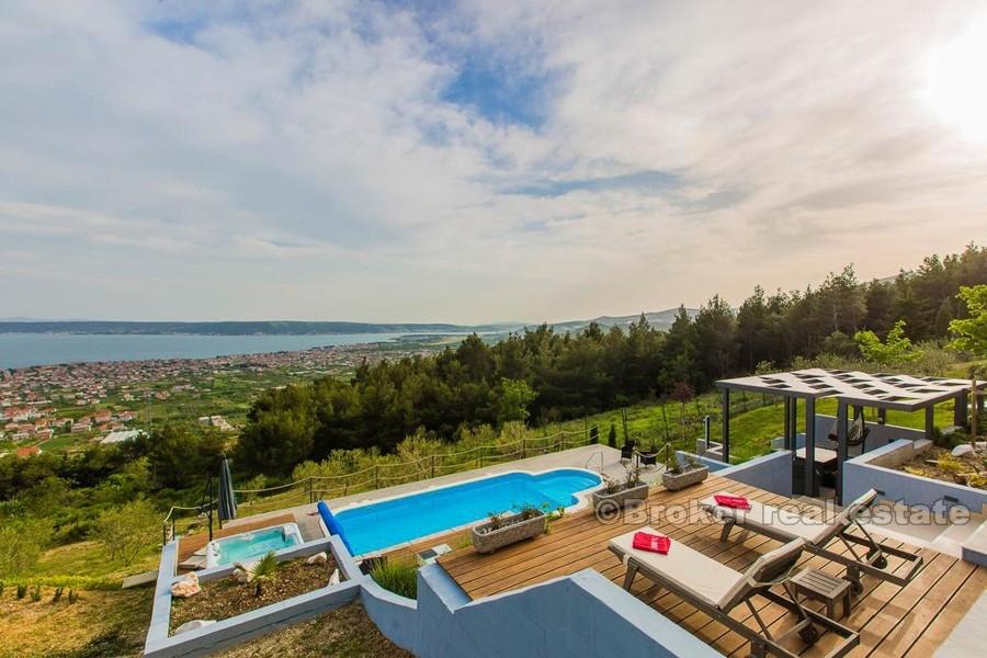 Moderní nově postavená vila s bazénem, k prodeji