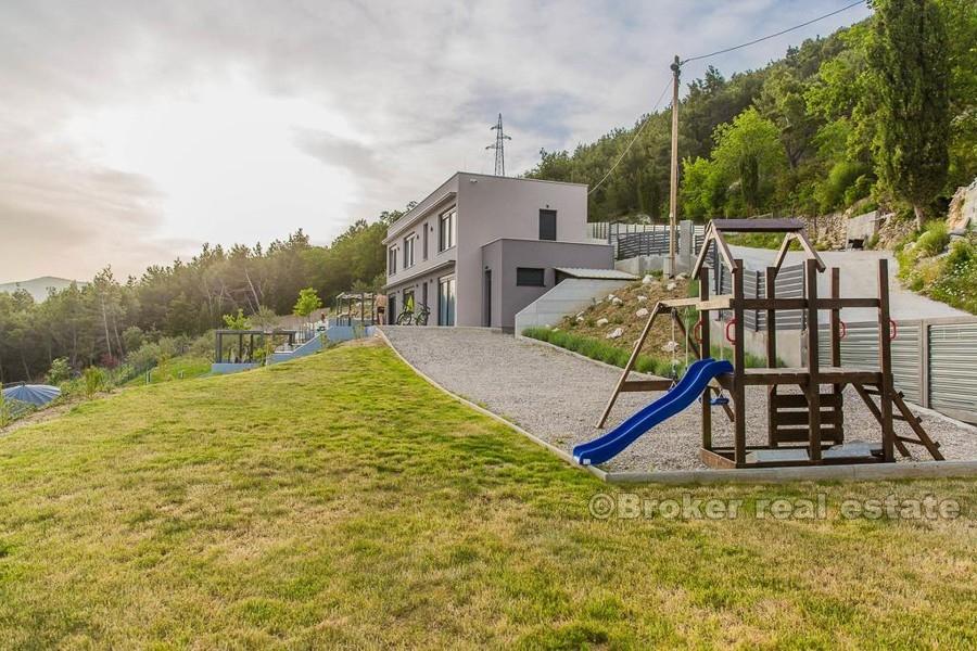 Moderní nově postavená vila s bazénem, k prodeji