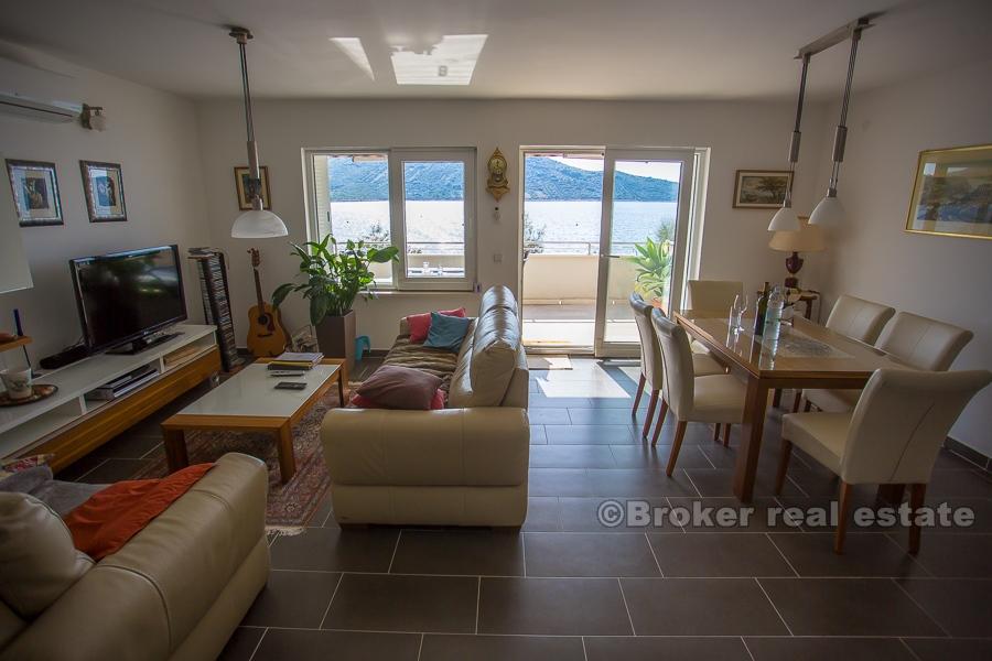 Maison en pierre, front de mer, à vendre