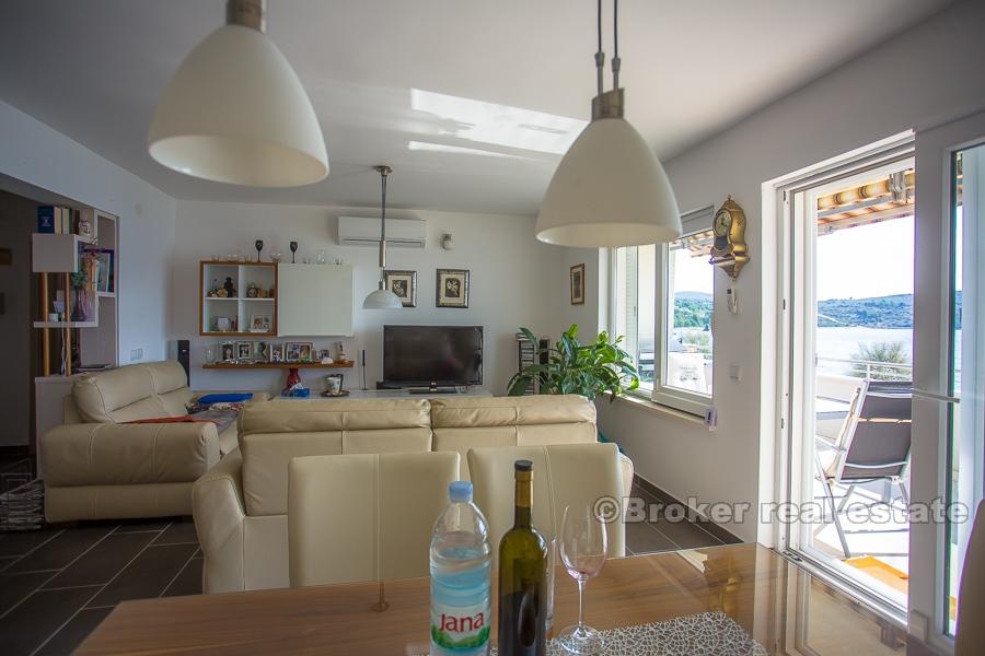 Maison en pierre, front de mer, à vendre