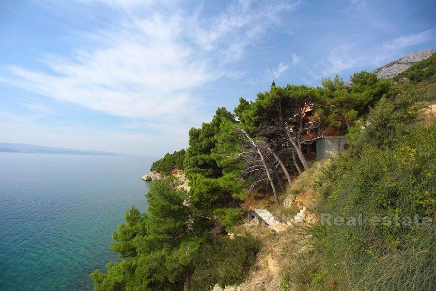 Unfinished house first row to the sea